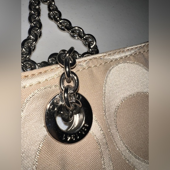 👜 Coach Neutral Logo Chain Bag - Picture 3 of 14